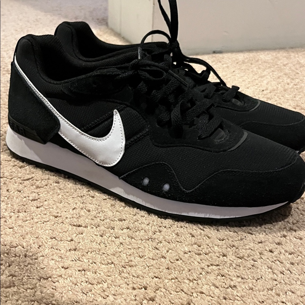Nike Men's Black and White Athletic Sneakers